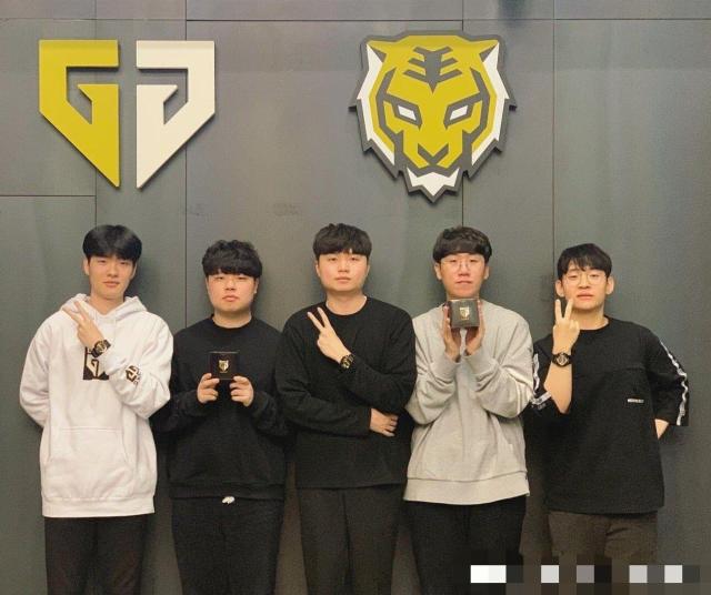 社交媒体上 社交媒体上